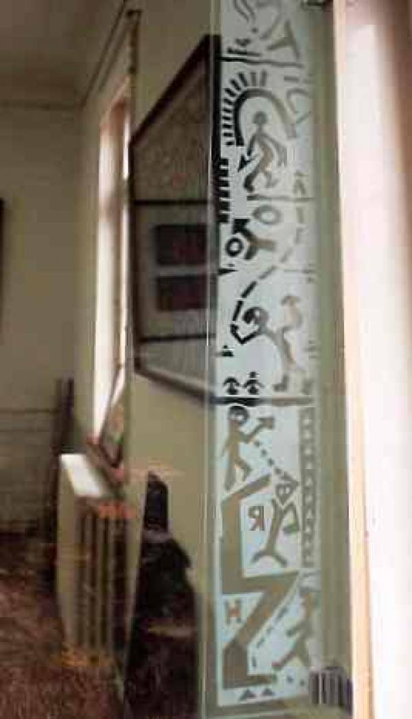 Glasinstallation bei der Ausstellung "Offenes Atelier" im Kunstverein Böblingen